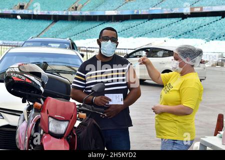 Salvador, Bahia, Brésil.10 novembre 2021.(INT) la vaccination contre Covid-19 est effectuée au stade Arena fonte Nova, à Salvador.10 novembre 2021, Salvador, Bahia, Brésil: La vaccination contre Covid-19, une maladie causée par le coronavirus, est effectuée dans le système de drive au stade Arena fonte Nova, à Salvador, Bahia, le mercredi (10) (Credit image: © Walmir Cirne/TheNEWS2 via ZUMA Press Wire) Banque D'Images