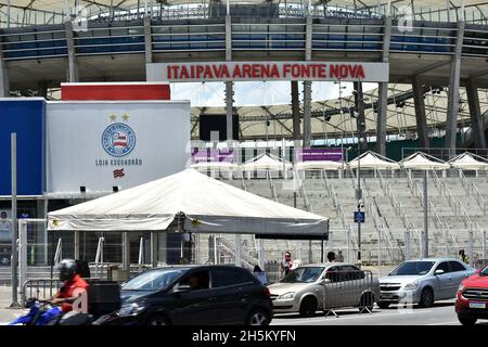 Salvador, Bahia, Brésil.10 novembre 2021.(INT) la vaccination contre Covid-19 est effectuée au stade Arena fonte Nova, à Salvador.10 novembre 2021, Salvador, Bahia, Brésil: La vaccination contre Covid-19, une maladie causée par le coronavirus, est effectuée dans le système de drive au stade Arena fonte Nova, à Salvador, Bahia, le mercredi (10) (Credit image: © Walmir Cirne/TheNEWS2 via ZUMA Press Wire) Banque D'Images