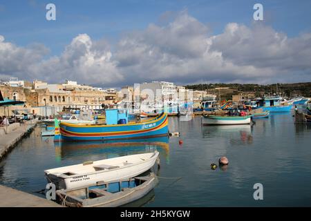 Vue sur les bateaux de pêche colorés du port de Marsaxlokk, Malte Banque D'Images