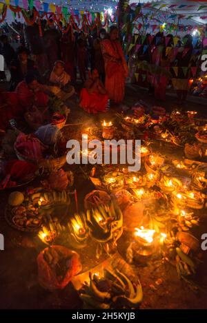 Katmandou, Népal.10 novembre 2021.Un dévot exécute des rituels pendant la célébration de la puja Chhath à la rivière Bagmati.le festival Chhath est célébré pour adorer Dieu Soleil où les dévotés rendent hommage au soleil et à sa sœur 'Chhathi Maiya'.Le Chhath Puja est exécuté afin de remercier dieu Soleil pour avoir soutenu la vie sur terre et pour demander l'octroi de certains voeux.(Photo de Bivas Shrestha/SOPA Images/Sipa USA) crédit: SIPA USA/Alay Live News Banque D'Images