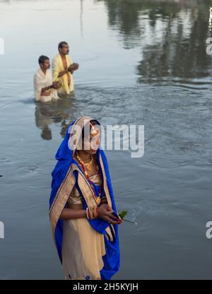 Katmandou, Népal.10 novembre 2021.Un dévot propose des prières pendant la célébration de la rivière Bagmati. Le festival Chhath est célébré pour adorer Dieu du Soleil où les dévotés rendent hommage au soleil et à sa sœur Chhathi Maiya.Le Chhath Puja est exécuté afin de remercier dieu Soleil pour avoir soutenu la vie sur terre et pour demander l'octroi de certains voeux.(Photo de Bivas Shrestha/SOPA Images/Sipa USA) crédit: SIPA USA/Alay Live News Banque D'Images