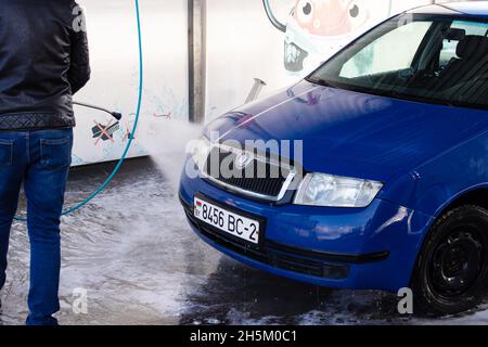 BELARUS, NOVOPOLOTSK - 10 NOVEMBRE 2021: Voiture Skoda à un lavage de voiture de près Banque D'Images