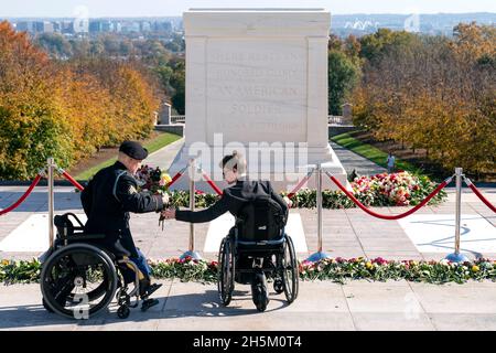 Le sergent de l'armée des États-Unis Brian Pomerville, à gauche, et son épouse Tiffany Lee, tous deux de Roanoke, en Virginie, se préparent à placer des fleurs lors d'un événement commémorant le centenaire de la tombe du soldat inconnu, dans le cimetière national d'Arlington, le mercredi 10 novembre 2021, à Arlington,Virginia.Credit: Alex Brandon/Pool via CNP /MediaPunch Banque D'Images