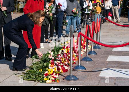 CBS Evening News Anchor Norah O'Donnell place des fleurs lors d'un événement de commémoration du centenaire à la tombe du soldat inconnu, au cimetière national d'Arlington, le mercredi 10 novembre 2021, à Arlington,Virginie.Crédit : Alex Brandon/Pool via CNP/MediaPunch Banque D'Images