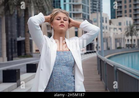 Jeune belle femme blonde appréciant la marche au centre-ville de Dubaï.Voyager aux Émirats arabes Unis.Concept de vacances et de tourisme Banque D'Images