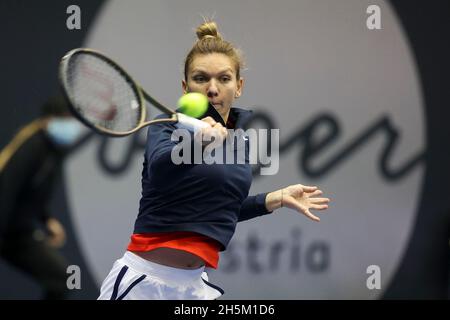 Linz, Autriche .10 novembre 2021.Simona Halep, joueur de tennis Roumanien, en action lors du tournoi Ladies Linz en haute-Autriche, à Linz, le mercredi 10 novembre 2021.© Juergen Hasenkopf / Alamy Live News Banque D'Images