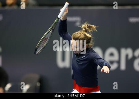 Linz, Autriche .10 novembre 2021.Simona Halep, joueur de tennis Roumanien, réagit et lance sa raquette au tournoi Ladies Linz en haute-Autriche, à Linz, le mercredi 10 novembre 2021.© Juergen Hasenkopf / Alamy Live News Banque D'Images