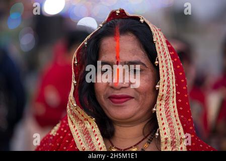 Katmandou, Népal.10 novembre 2021.Un dévot avec du tika vermilion sur son visage participe à la célébration.le festival Chhath est célébré pour adorer Dieu du Soleil où les dévotés rendent hommage au soleil et à sa sœur 'Chhathi Maiya'.Le Chhath Puja est exécuté afin de remercier dieu Soleil pour avoir soutenu la vie sur terre et pour demander l'octroi de certains voeux.Crédit : SOPA Images Limited/Alamy Live News Banque D'Images