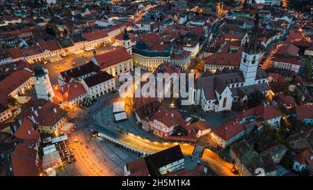 Vue panoramique sur le centre-ville historique de Sibiu, Roumanie au coucher du soleil.Photographie de drone d'en haut contenant la cathédrale évangélique. Banque D'Images