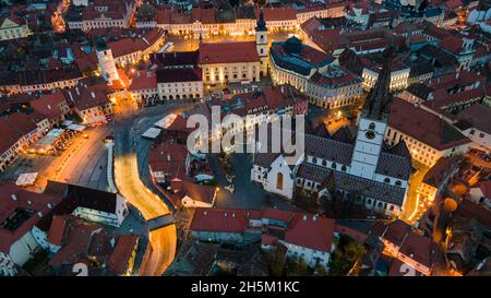 Vue panoramique sur le centre-ville historique de Sibiu, Roumanie au coucher du soleil.Photographie de drone d'en haut contenant la cathédrale évangélique. Banque D'Images