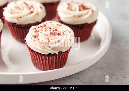 gros plan de petits gâteaux en velours rouge sur fond clair Banque D'Images