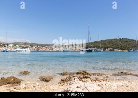 Rogoznica, Croatie-29 octobre 2021: Bateaux à voile ancrés dans la baie de la petite ville de pêcheurs de Rogoznica dans la belle mer turquoise Banque D'Images