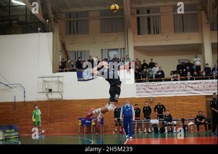 KHARKIV, UKRAINE - 10 NOVEMBRE 2021: Le match de volley de la coupe CEV Challenge VSC Law Academy vs VCA AMSTETTEN Banque D'Images