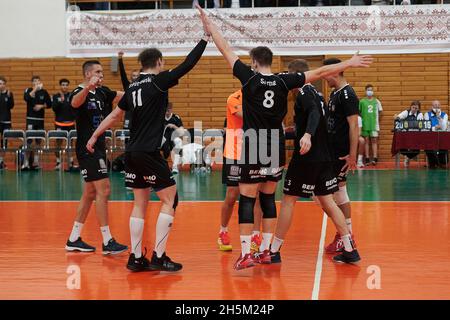 KHARKIV, UKRAINE - 10 NOVEMBRE 2021: Le match de volley de la coupe CEV Challenge VSC Law Academy vs VCA AMSTETTEN Banque D'Images