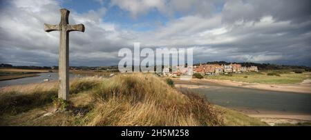 La croix de Saint-Cuthbert et le village d'Alnmouth à l'embouchure de la rivière ALN de Church Hill, Northumberland, Royaume-Uni. Banque D'Images