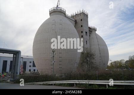 Construction de 2 nouvelles tours de digestion en béton armé d'une hauteur totale de 43 m dans une usine de traitement des eaux usées à Hanovre, en Allemagne. Banque D'Images