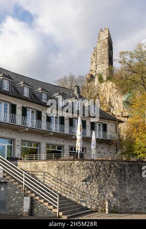 Les ruines du château de Drachenfels dans un climat d'automne vif Banque D'Images