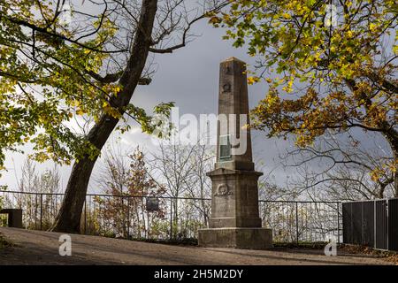 Les ruines du château de Drachenfels dans un climat d'automne vif Banque D'Images