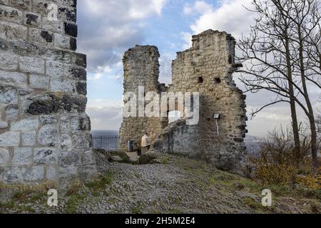 Les ruines du château de Drachenfels dans un climat d'automne vif Banque D'Images