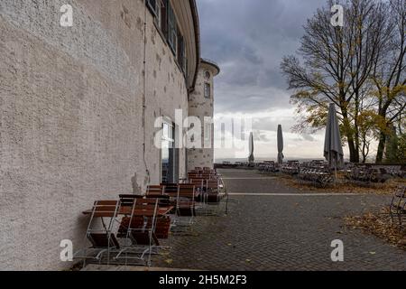 Le restaurant Drachenfels de Siebengebirge, en Allemagne, dans un climat d'automne vif Banque D'Images