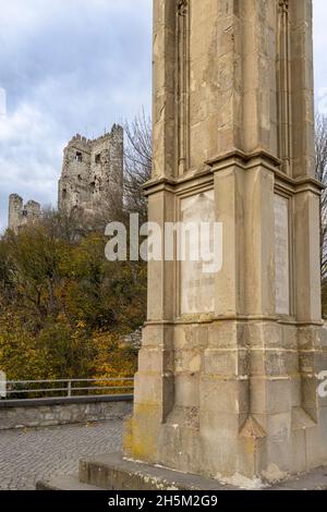 Les ruines du château de Drachenfels dans un climat d'automne vif Banque D'Images