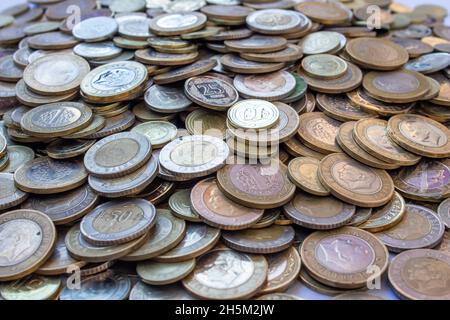 Pièces de lira turque, photo en gros plan de nombreuses pièces de lira turque.Photo de fond de la devise de la Turquie. Banque D'Images