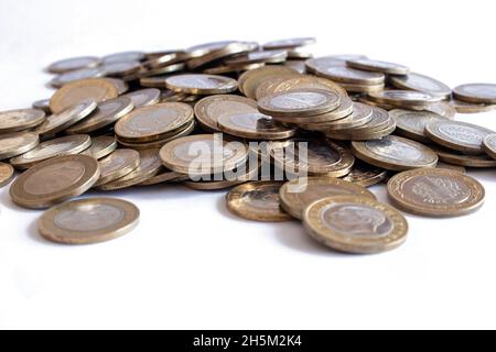 Pièces de lire turques, pile de pièces de lire turques isolées sur fond blanc. Banque D'Images