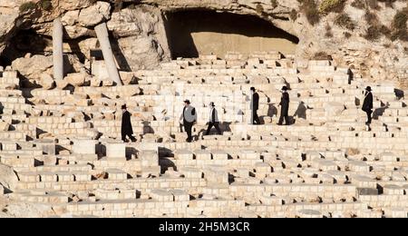 JÉRUSALEM/ISRAËL - 11 juin 2013 : un groupe de juifs orthodoxes se rend à la cérémonie funéraire près des tombes des ancêtres dans le cimetière juif sur le Mont de l'Olive Banque D'Images