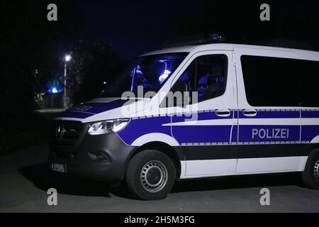 Aschersleben, Allemagne.10 novembre 2021.Les forces de police encoronnent une scène de crime présumé.Le corps d'une fille manquante de 14 ans a été trouvé à Aschersleben.Credit: Matthias Bein/dpa-Zentralbild/dpa/Alay Live News Banque D'Images