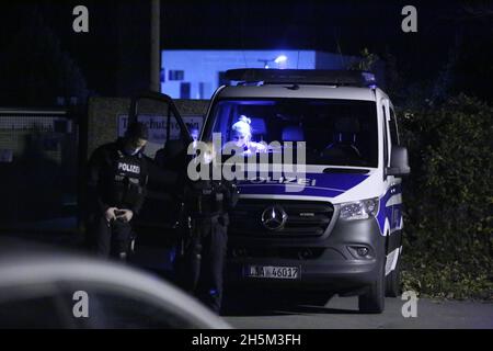 Aschersleben, Allemagne.10 novembre 2021.Les forces de police encoronnent une scène de crime présumé.Le corps d'une fille manquante de 14 ans a été trouvé à Aschersleben.Credit: Matthias Bein/dpa-Zentralbild/dpa/Alay Live News Banque D'Images