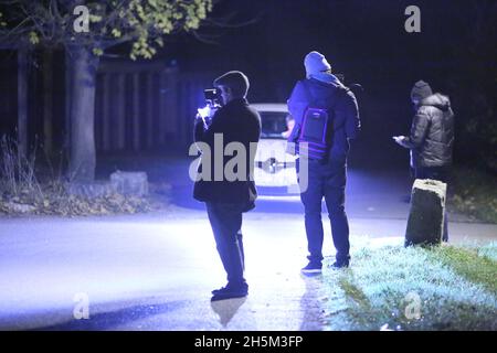 Aschersleben, Allemagne.10 novembre 2021.Les journalistes se tiennent sur une scène de crime suspectée et sans cordonnements.Le corps d'une fille manquante de 14 ans a été trouvé à Aschersleben.Credit: Matthias Bein/dpa-Zentralbild/dpa/Alay Live News Banque D'Images