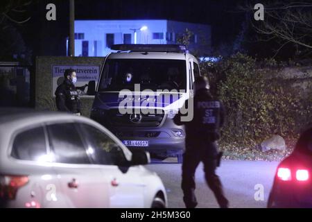 Aschersleben, Allemagne.10 novembre 2021.Les forces de police encoronnent une scène de crime présumé.Le corps d'une fille manquante de 14 ans a été trouvé à Aschersleben.Credit: Matthias Bein/dpa-Zentralbild/dpa/Alay Live News Banque D'Images