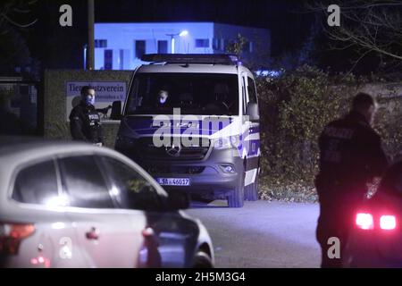 Aschersleben, Allemagne.10 novembre 2021.Les forces de police encoronnent une scène de crime présumé.Le corps d'une fille manquante de 14 ans a été trouvé à Aschersleben.Credit: Matthias Bein/dpa-Zentralbild/dpa/Alay Live News Banque D'Images