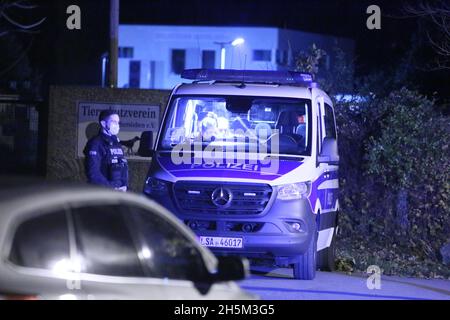 Aschersleben, Allemagne.10 novembre 2021.Les forces de police encoronnent une scène de crime présumé.Le corps d'une fille manquante de 14 ans a été trouvé à Aschersleben.Credit: Matthias Bein/dpa-Zentralbild/dpa/Alay Live News Banque D'Images