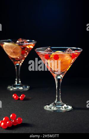 Buvez avec du viburnum rouge, du citron et de la glace.Boisson rafraîchissante, cocktail sans alcool. Banque D'Images