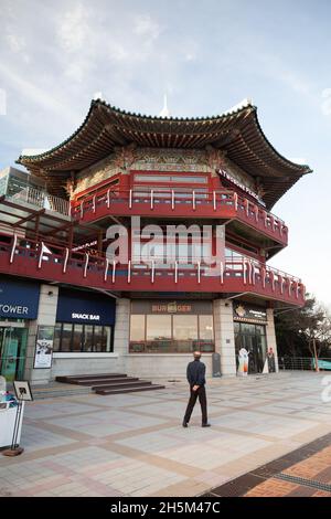 Busan, Corée du Sud - 14 mars 2018 : Pavillon touristique à l'entrée de la Tour Busan situé au parc Yongdusan, site touristique populaire.peo ordinaire Banque D'Images