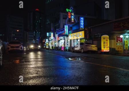 Busan, Corée du Sud - 19 mars 2018 : vue nocturne sur la rue avec éclairage publicitaire coloré, les gens marchent dans la rue dans le centre-ville Banque D'Images