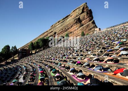 Les praticiens de yoga, yoga sur les rochers, le Red Rocks Amphitheatre, Morrison, Colorado USA Banque D'Images