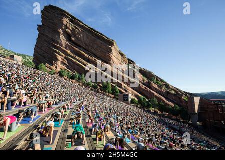 Les praticiens de yoga, yoga sur les rochers, le Red Rocks Amphitheatre, Morrison, Colorado USA Banque D'Images