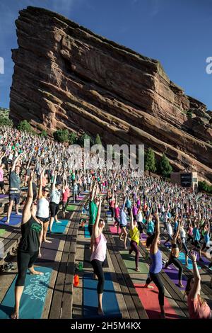 Les praticiens de yoga, yoga sur les rochers, le Red Rocks Amphitheatre, Morrison, Colorado USA Banque D'Images