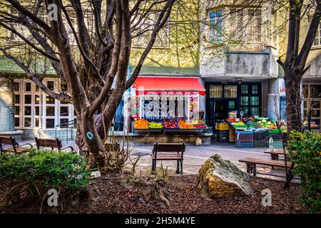 Budapest, Hongrie, mars 2020, vue sur les étals de fruits devant un magasin Banque D'Images