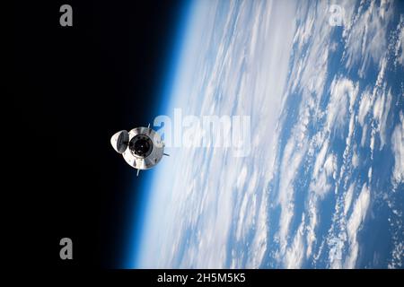 International Space Station, États-Unis d'Amérique.08 novembre 2021.Le vaisseau spatial SpaceX Crew Dragon Endeavour transportant les astronautes de l'équipage-2 se dégage du module Harmony alors qu'il commence le voyage de retour sur terre depuis la Station spatiale internationale le 8 novembre 2021 à Earth Orbit.Les astronautes de la NASA SpaceX Crew-2 à bord sont le commandant Shane Kimbrough pilote Megan McArthur, les spécialistes de la mission JAXA Akihiko Hoshide et l'astronaute de l'ESA Thomas Pesquet.Credit: NASA photo/NASA/Alamy Live News Banque D'Images