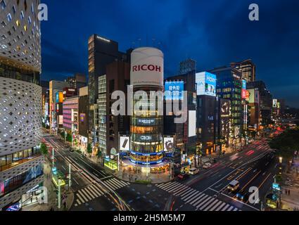 tokyo, japon - 05 2021 juillet : les rues Chuo et Harumi se croisent à la jonction Ginza 4-Chome Scramble la nuit et sont surplombées par le Nissan sho illuminé Banque D'Images