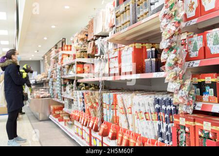 Les bas de Noël sont exposés sur les étagères des supermarchés Londres Angleterre Royaume-Uni Banque D'Images