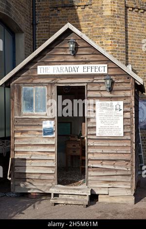 The 'Faraday Effect' - une récréation de l'atelier de Michael Faraday, Trinity Buoy Wharf, Leamouth Peninsula, Londres Banque D'Images