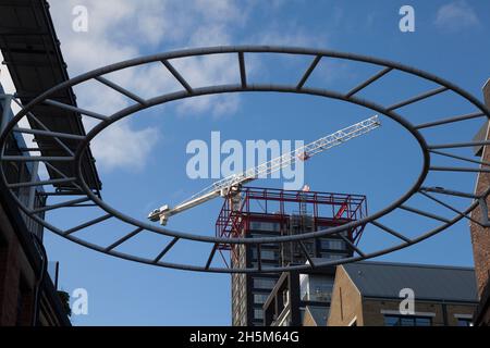 Juxtaposition de grue et de cadre faisant face à l'horloge, Trinity Buoy Wharf, Leamouth Peninsula, Londres Banque D'Images