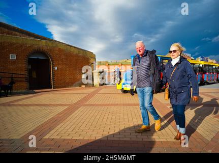 Un couple plus âgé se promenant dans le vent sur le front de mer à Bridlington, East Riding Banque D'Images