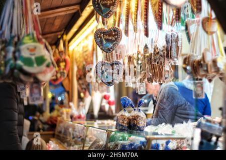 Bonn, Allemagne - 21 décembre 2017 : sucreries et bonbons au marché de Noël dans le centre de Bonn en Allemagne Banque D'Images