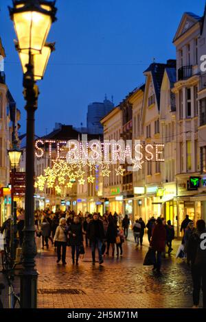 Bonn, Allemagne - 21 décembre 2017 : promenade à pied dans une allée commerçante du centre de Bonn pendant la saison de Noël Banque D'Images