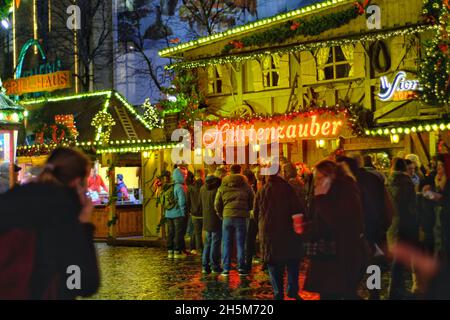 Bonn, Allemagne - 21 décembre 2017 : vue sur un marché de Noël traditionnel dans le centre de Bonn Allemagne Banque D'Images